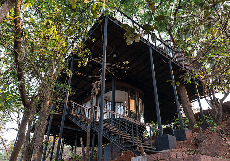 pavilhão-telhado-palha-casa-encosta-arquitetura-natureza