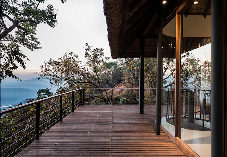 pavilhão com telhado de colmo-terraço-vista-vale