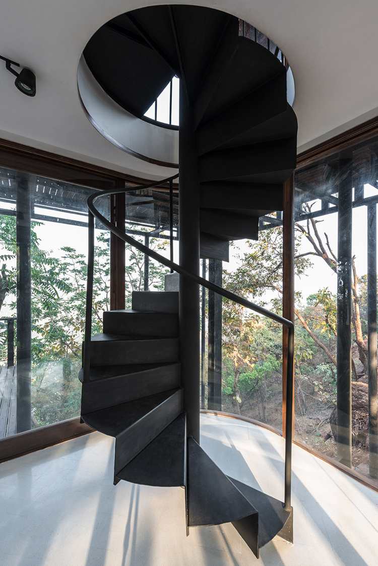 pavilhão-com-telhado de palha-naturalmente-bela-escada-espiral-escada-interior