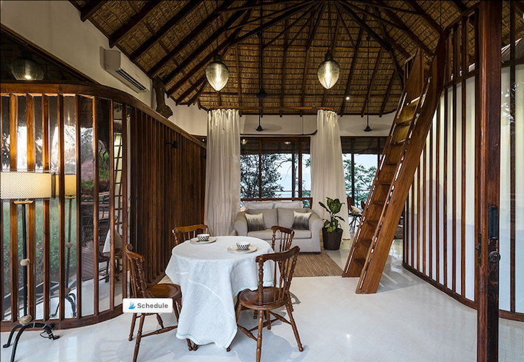 Casa-pavilhão com telhado de palha-branca-madeira-móveis tradicionais