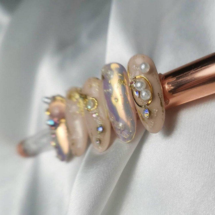 Idéias de design de unhas da tendência de unhas Pearl Nails em ouro