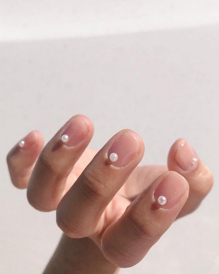 Unhas de gel naturais curtas Pearl Tip Nails tendências de unhas 2021