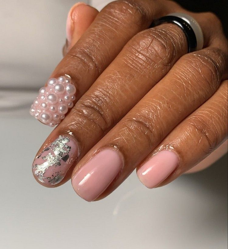 Unhas de gel natural rosa Pearl Nails tendência
