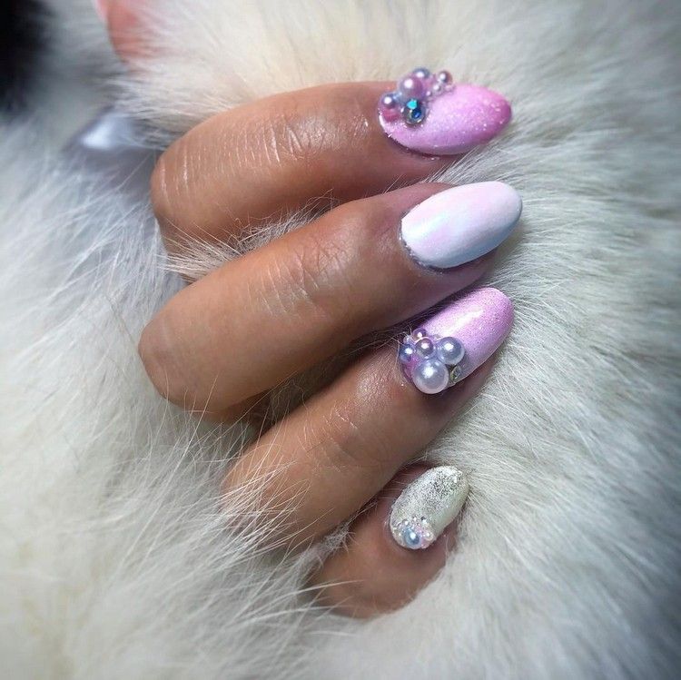 Unhas em formato de amêndoa, tendência de unhas curtas Pearl Nails