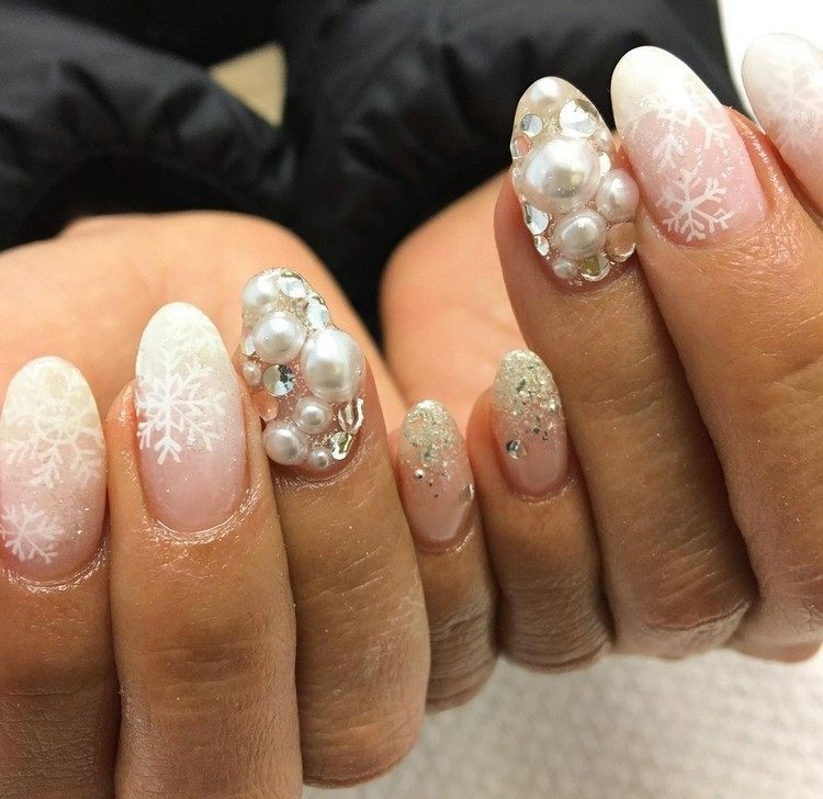 Unhas de Natal Idaeen Snowflakes Nail Design Pearl Nails