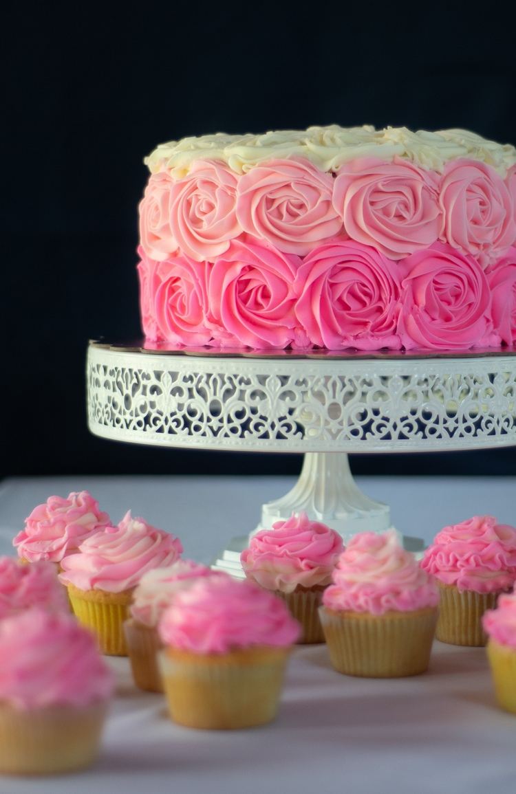 Rosas Buttercream em tons de rosa para bolo