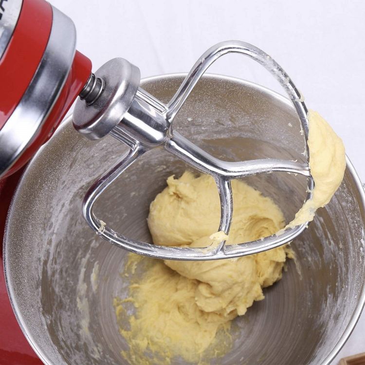 Use o acessório de pá do processador de alimentos para creme de manteiga