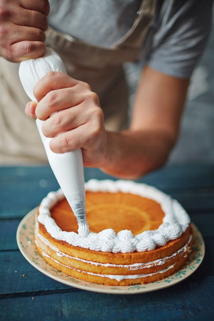 Faça creme de manteiga branco com corante alimentar