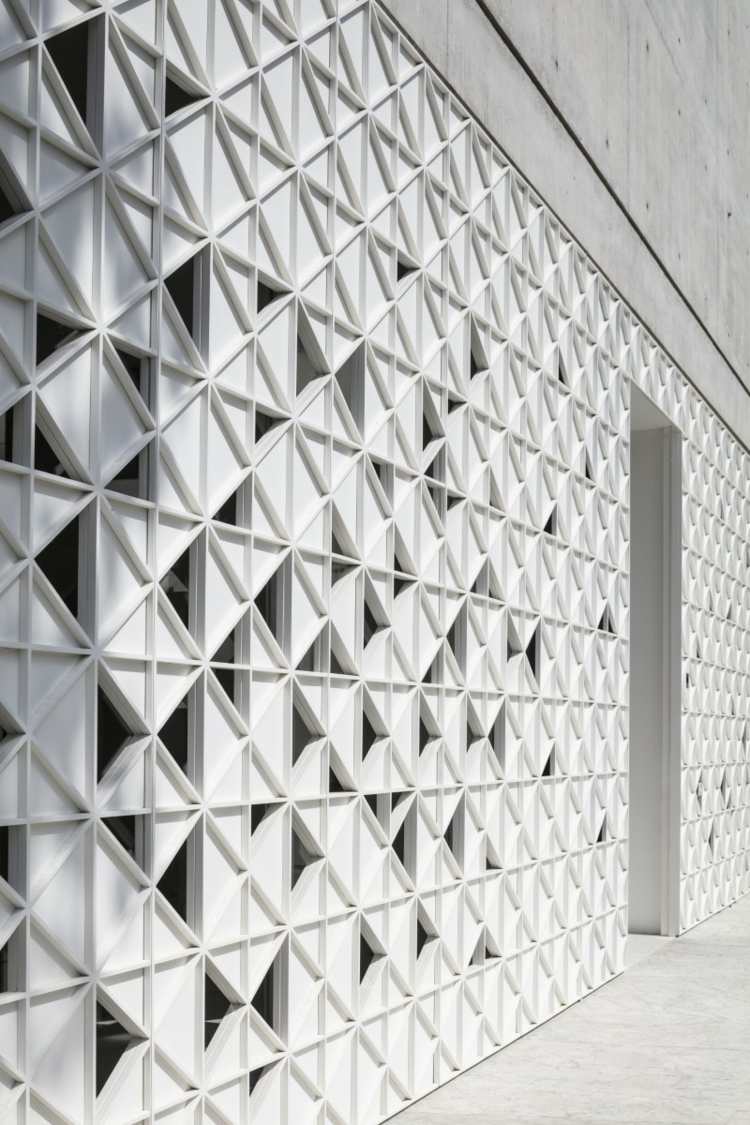 d3 house israel fachada de casa branca padrão geométrico fachada de alumínio perfurado