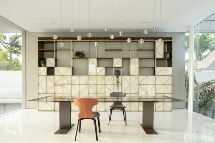 casa unifamiliar luxuosa área de jantar estante decorativa de ônix latão luzes pendentes