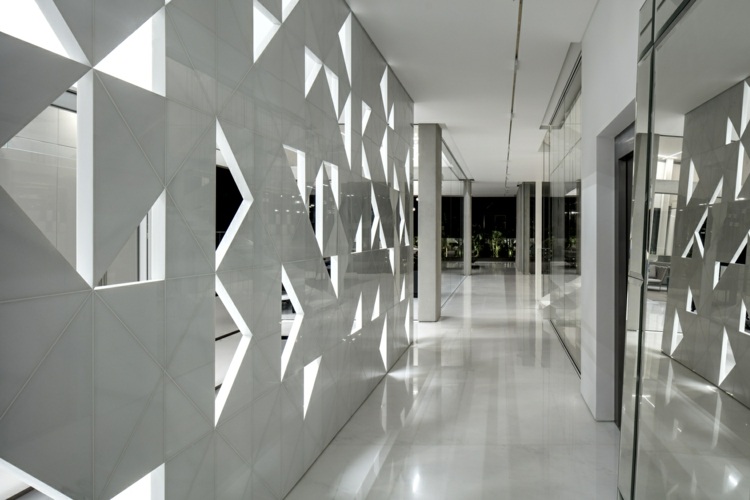fachada de casa perfurada alumínio concreto exposto parede divisória de pedra branca padrão geométrico de triângulos