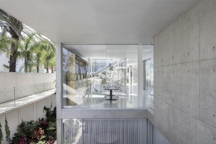 casa d3 israel frentes de vidro de concreto exposto minimalista elegante fachada perfurada