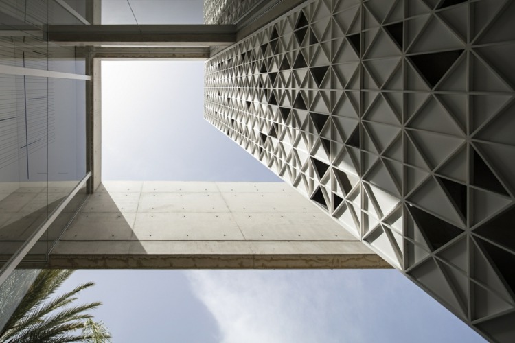 fachada perfurada alumínio luz branca sombra jogo padrão geométrico concreto exposto