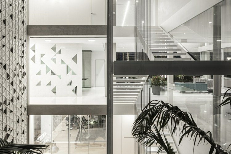 fachada perfurada d3 casa alumínio vidro escada padrão geométrico