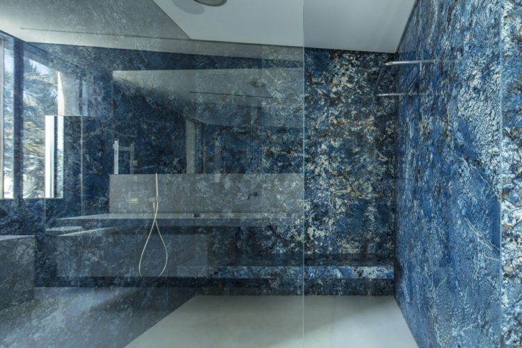 mármore azul veias de ouro banheiro luxo elegante minimalista