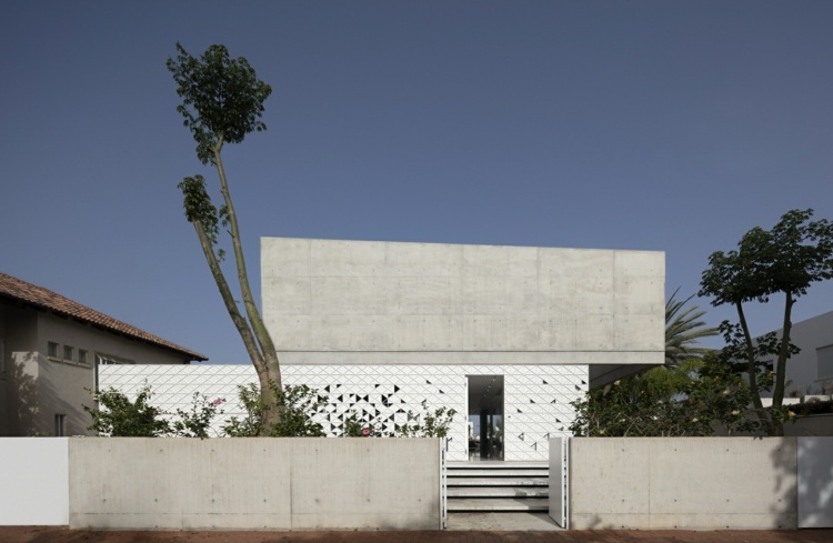 fachada perfurada d3 casa israel branco triângulos de alumínio padrão geométrico concreto exposto entrada angular