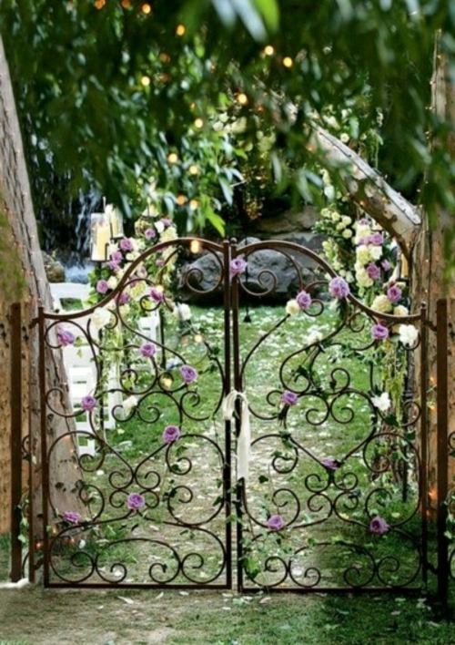 Rosas estilo country com portão de jardim de ferro