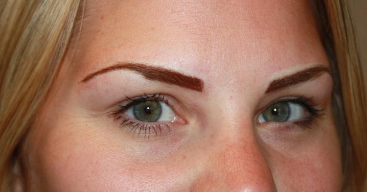 permanente-maquiagem-sobrancelhas-maus-exemplos-resultados-mulher-vermelho