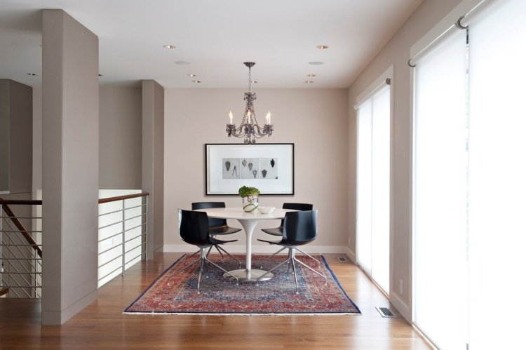sala de jantar-branca-redonda-mesa de jantar-tapete oriental