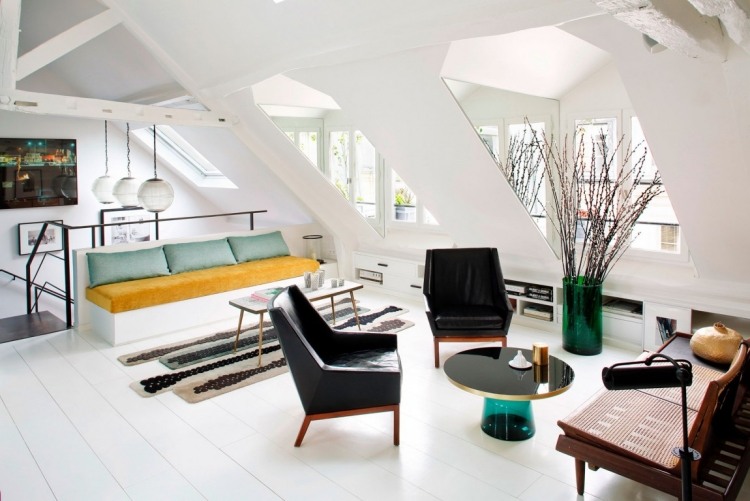 cor acentos-interior-moderno-branco-piso de tábuas-vigas de madeira-piso superior