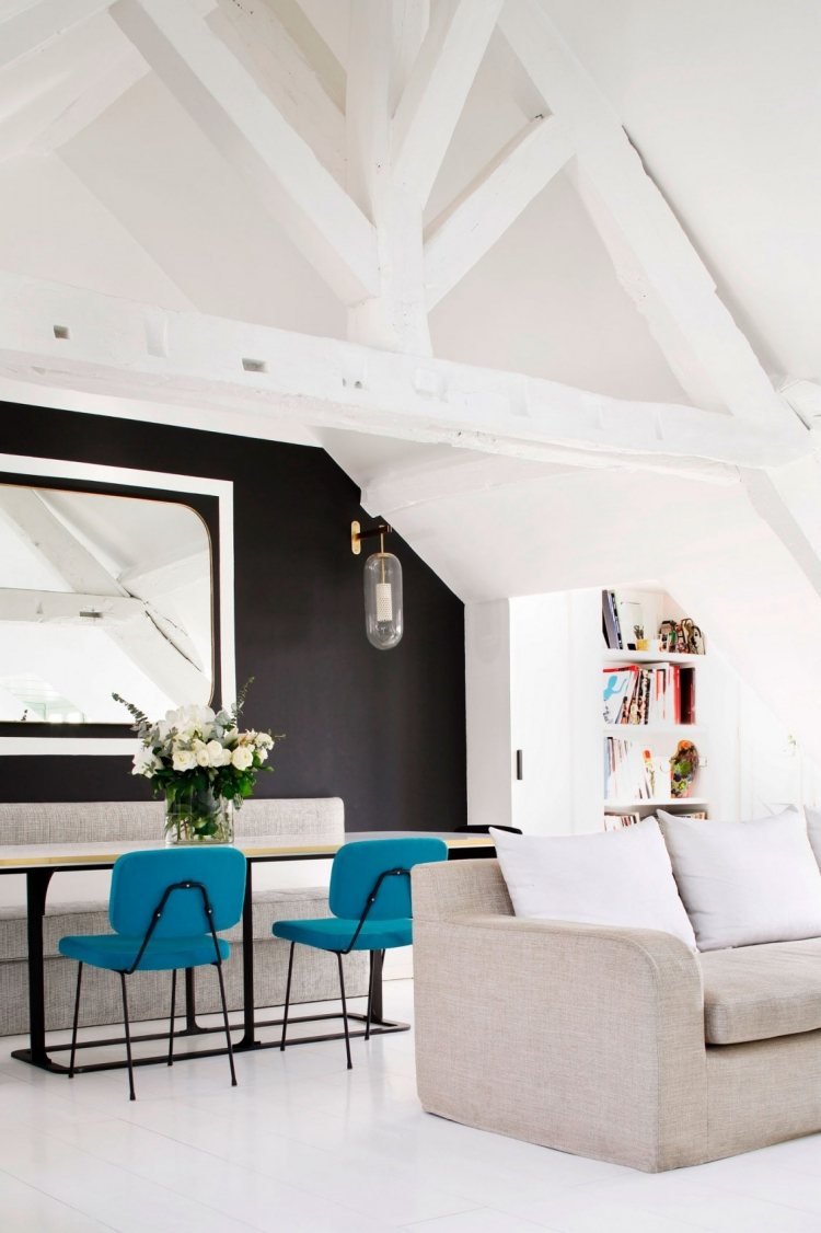 gasolina-cor-estofamento-branco-neutro-preto-vigas de madeira-interior-moderno