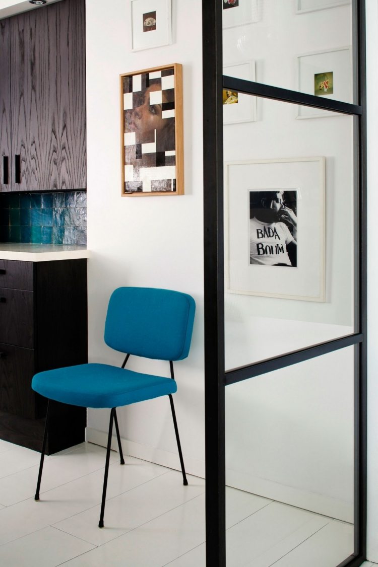 gasolina-cor-cadeira-estofamento-interior-moderno-preto-branco-parede de quadros