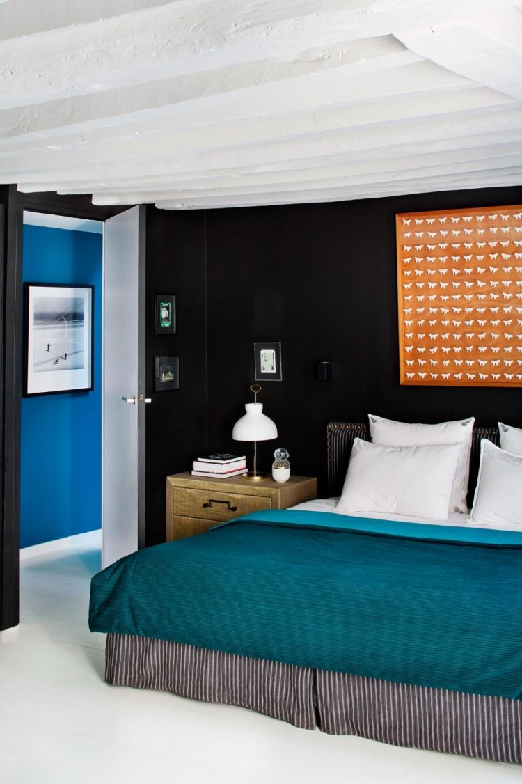 gasolina-cor-edredom-quarto-preto-branco-vigas de madeira-interior-moderno