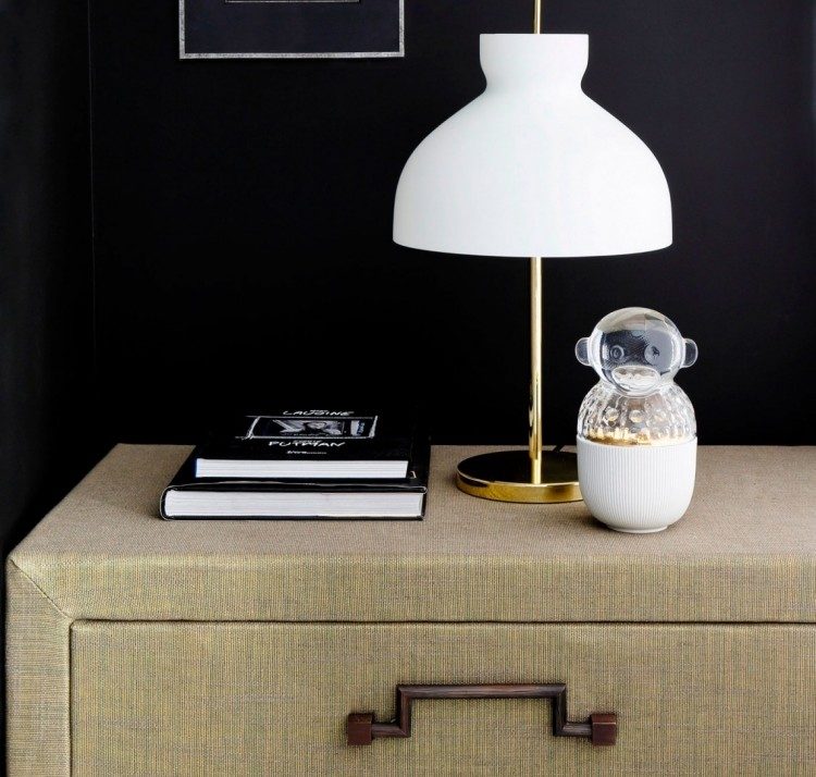 parede-preta-cor-interior-moderno-quarto-cabeceira-mesa-abajur