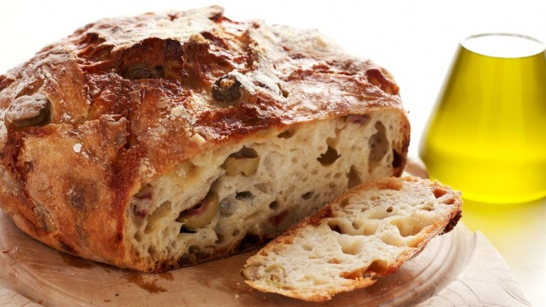 Pão de azeitona com sabor grego graças a azeitonas e especiarias