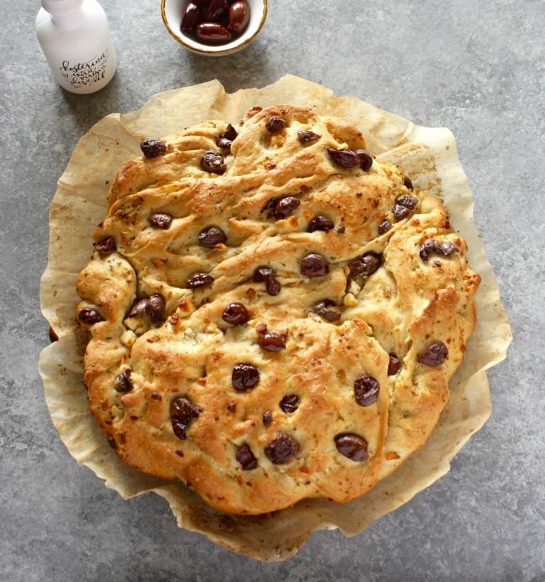 Receita de pão grego com leite de azeitona e orégano