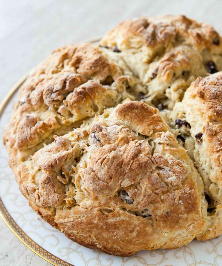 Pão doce irlandês da frigideira com bicarbonato de sódio e passas