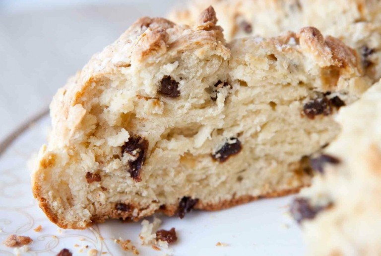 Sove a massa para uma receita de pão irlandês com passas para a assadeira