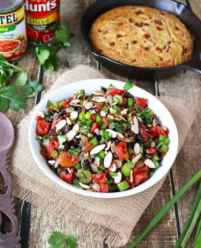 Salada de feijão preto e aipo como guarnição de pão