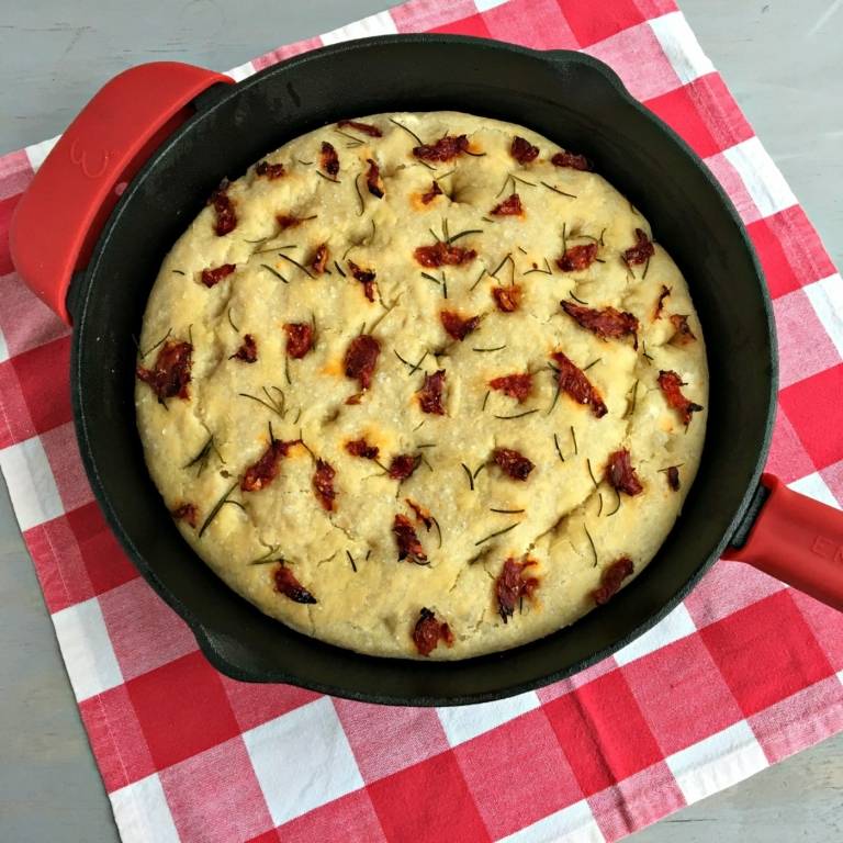 Ideia de receita vegana de pão com tomate seco e alecrim