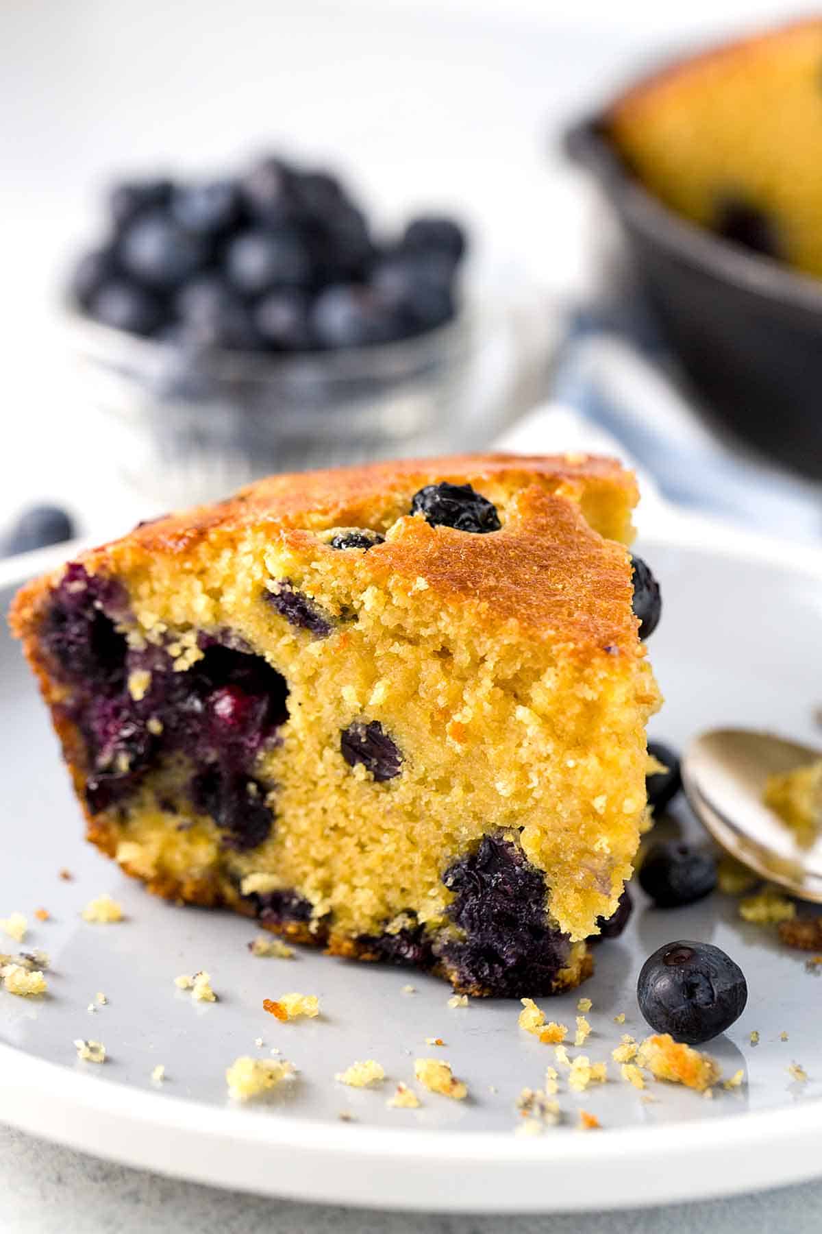 Farinha de milho, mirtilos e mel para o pão frutado da panela