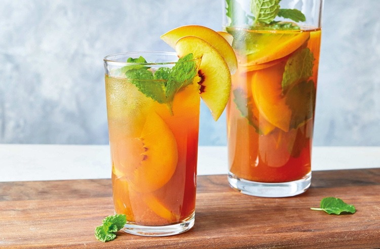 Prepare chá gelado de pêssego com receitas de hortelã e frutas