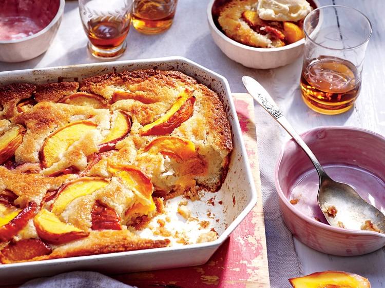 Preparando receitas de torta de pêssego para sobremesas de verão