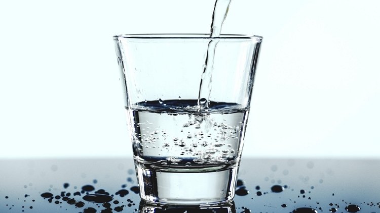 Água rica em cálcio para evitar a osteoporose