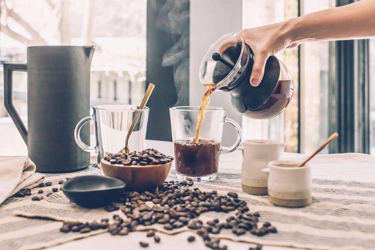 O consumo de cafeína pode dificultar a absorção de cálcio