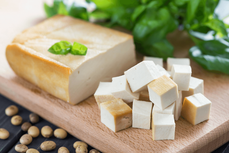 Tofu é muito rico em cálcio 350 mg por 100 g