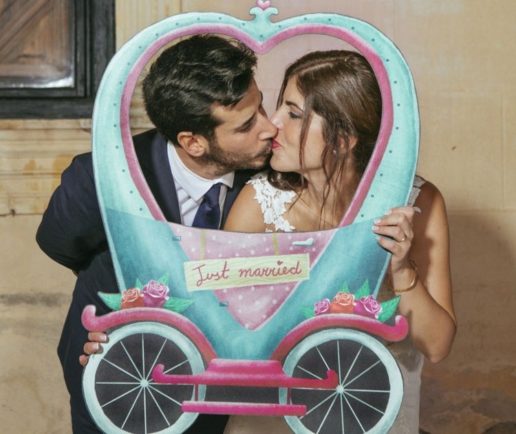 foto de casamento de noivos ideia carruagem papelão