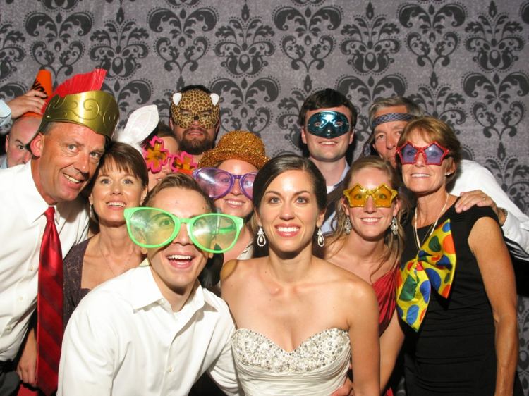 cabine fotográfica para casamento faça você mesmo casal de noivas convidados asseccoires