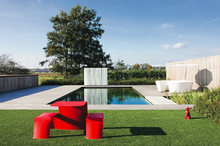 Mesa de piquenique -design-móveis-ao ar livre-gramado-vermelho-piscina natural
