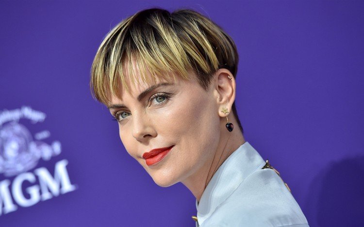 Charlise Theron cabelo curto penteado cabeça de cogumelo