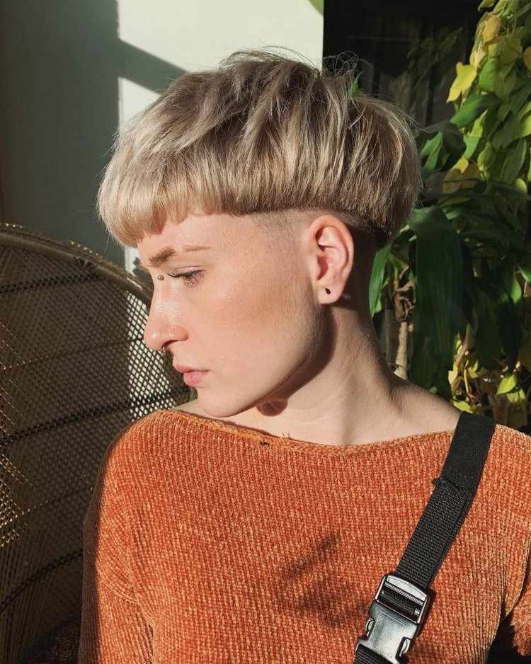 Penteados curtos com cabeça de cogumelo cortada em estilo de penteado tendências de penteado 2021