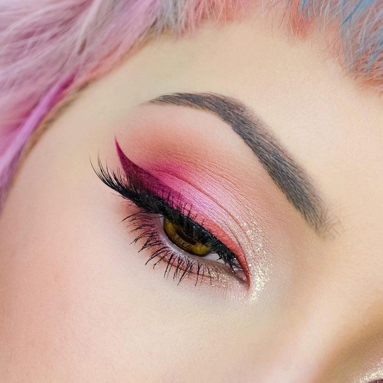 Tendência de maquiagem para os olhos com delineador rosa glitter