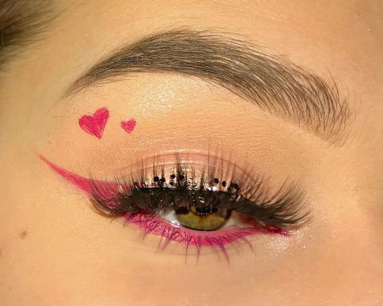 tendências de maquiagem para os olhos rosa 2021 eyeliner rosa