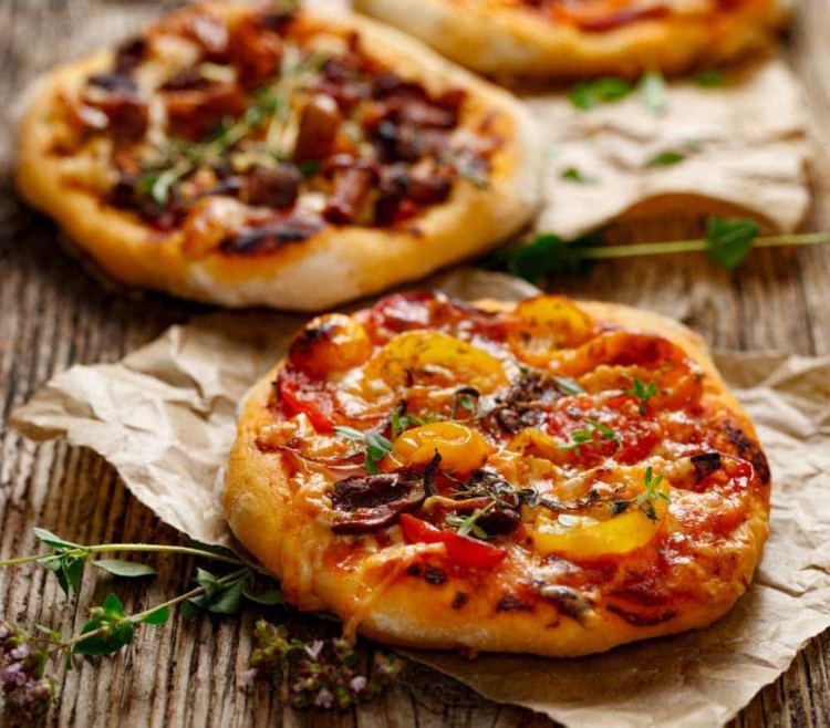 Prepare pizza na receita de cobertura de grelha