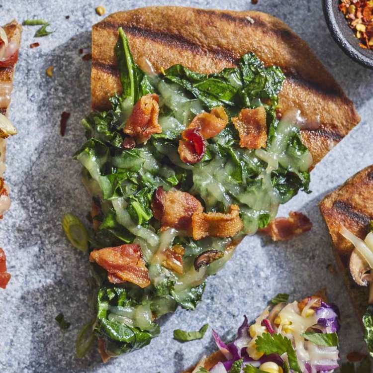 receita de coberturas de pizza grelhada com folha de bacon e cheddar