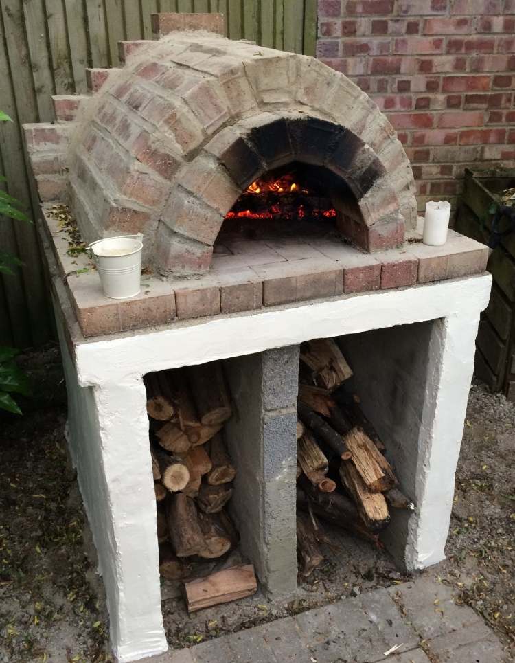 forno de pizza-jardim-construa-você-paredes de tijolos-lenha-carvão-jardim-lareira